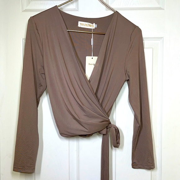 Tops - Nude wrap crop top Sz L